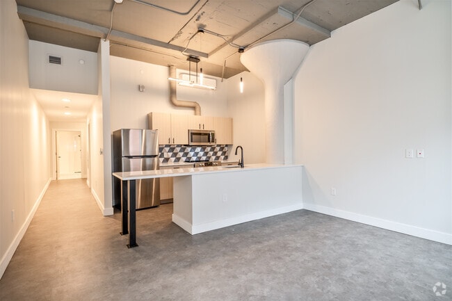 1BR, 1BA - 647SF - Dining Room - C