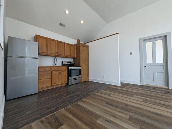 Photo - 108 N 1st St