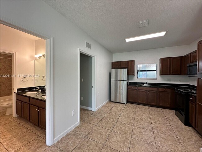 Building Photo - 1035 NE 10th Ave Unit 3