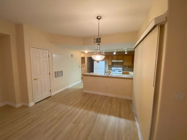 Building Photo - 1ST FLOOR 2 BED, 2 BATH CONDO, GATED COMMU...