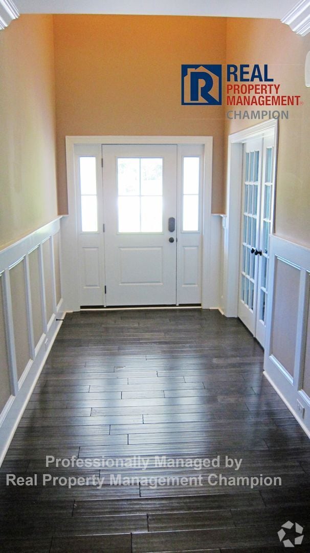 Building Photo - Custom Executive Home with Community Water...