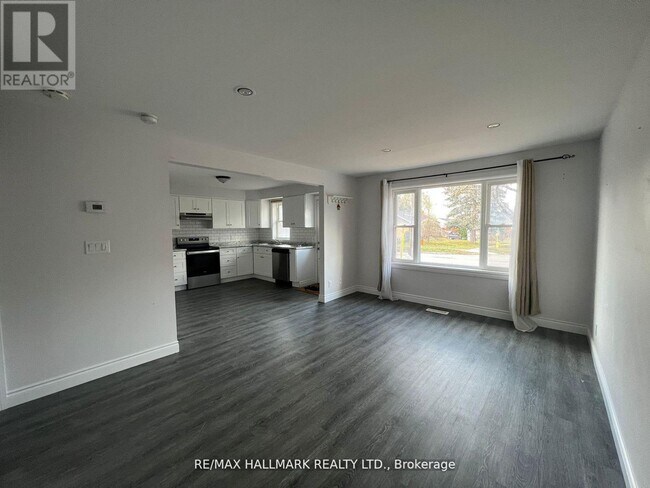 Photo - 261 Wellington St E