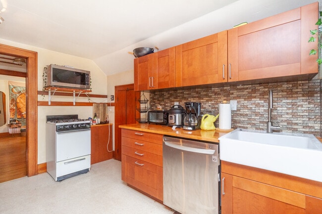 kitchen - 119 W 16th St Unit 3