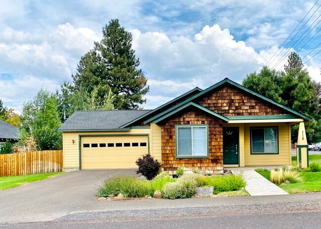 Building Photo - Charming 3-bedroom in heart of Sisters Rental