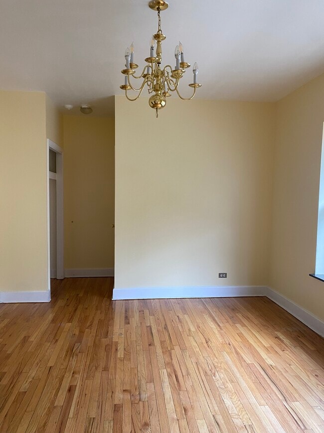 Front Room - 4930 N Kedzie Ave Unit 2W