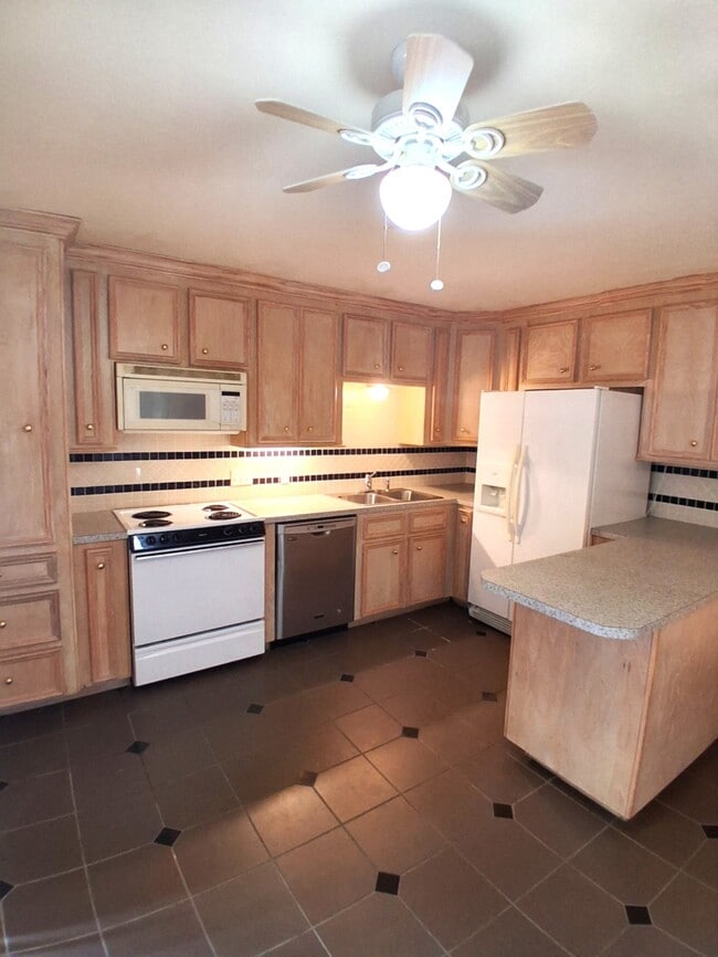 Building Photo - 7205 Beechnut St Unit A