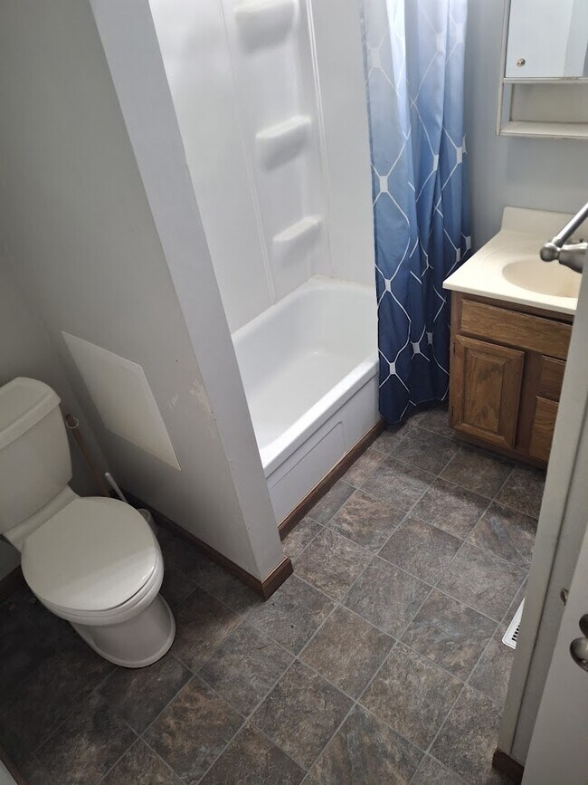 Photo - 702 Maberly St