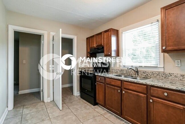 Photo - 3 Bedroom Pet-Friendly Home in Charlotte, NC with Main Street Renewal