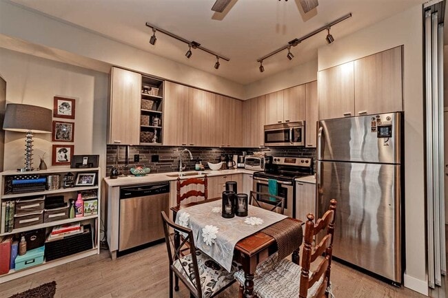 Photo - 3080-3080 Gladwin Rd