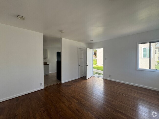 Building Photo - 5179 Huntington Dr N Unit 4 Rental