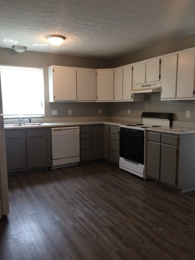Photo - 3 bedroom, 1.5 bath town home located on B...