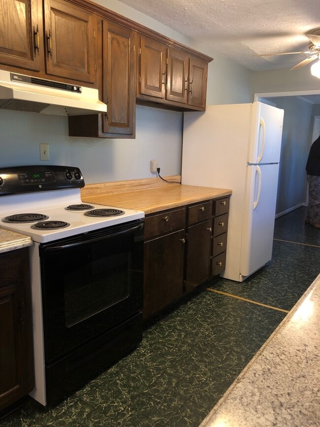 Photo - 98 Montclair Cir