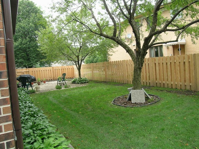 private yard - 825 S McKinley Ave Unit 1N