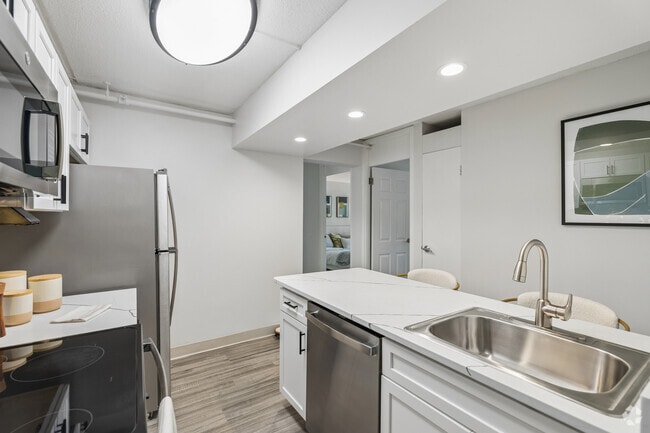 2BR, 1BA - 897SF - Kitchen