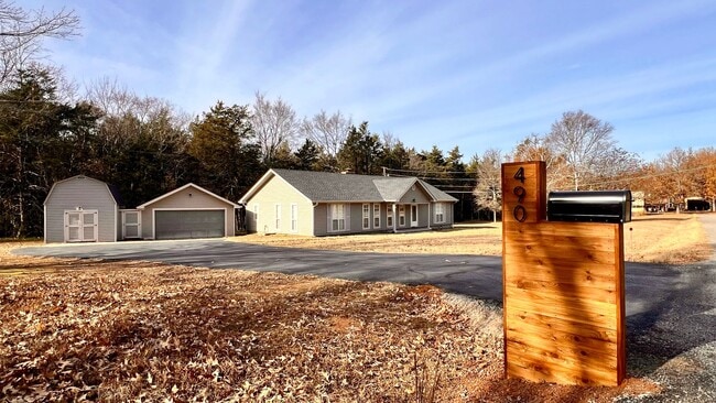 Building Photo - 490 Scott Ln