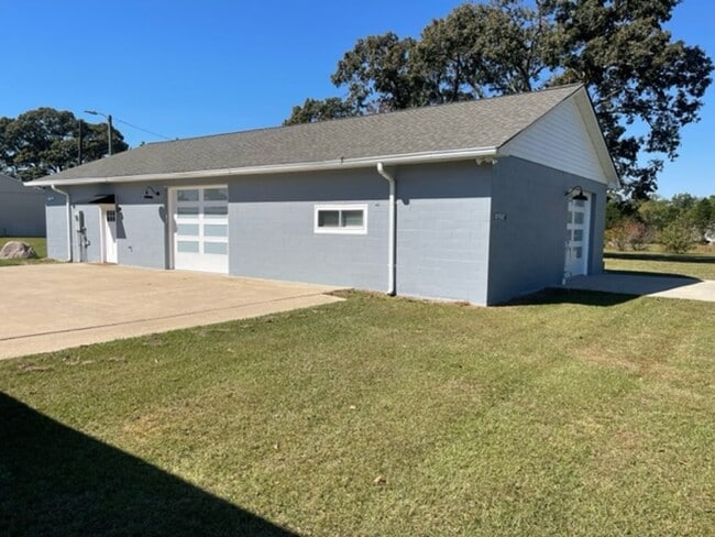 Building Photo - 6047 Wayne Memorial Dr Unit E