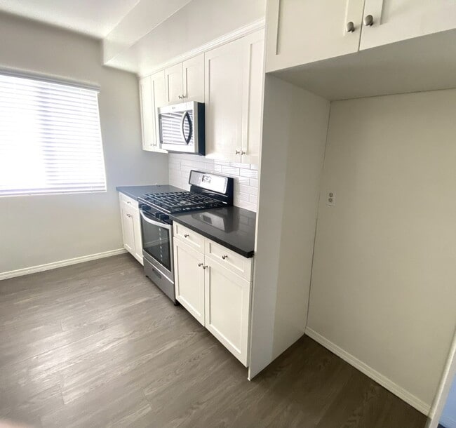Photo - 4821 W 117th St Unidad #4