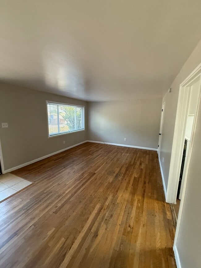 Photo - 433 Glen View Ct