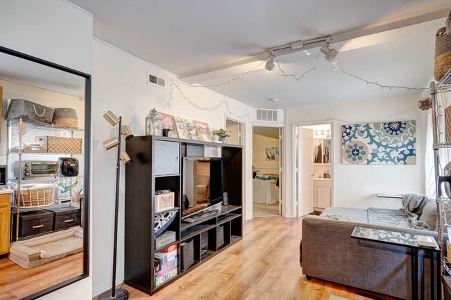 Photo - 1627 N Winchester Ave Unit 1R