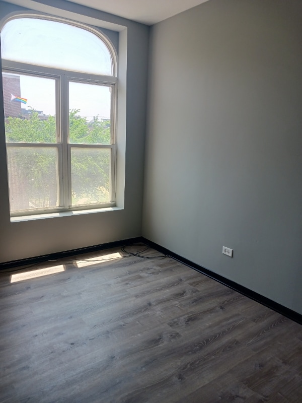 Building Photo - 2210 W Warren Blvd Rental