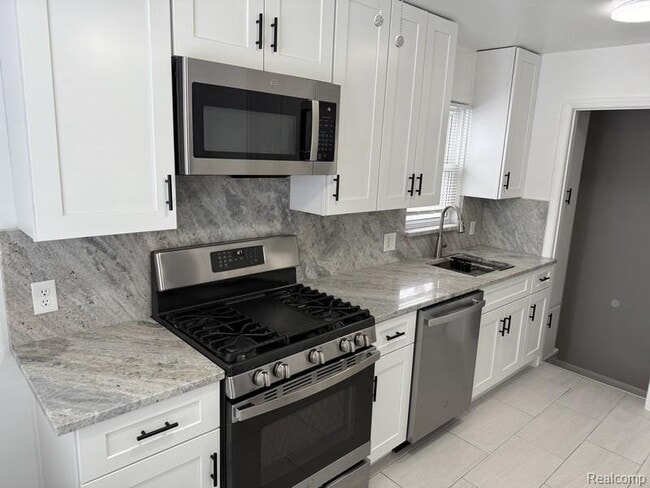 Photo - 1465 E 14 Mile Rd