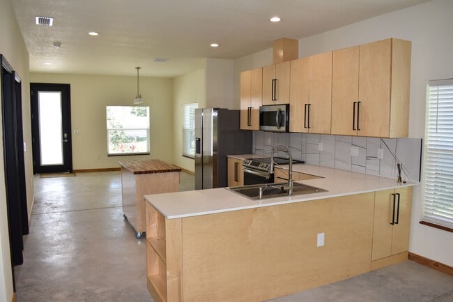 Photo - 780 8th Ave NE