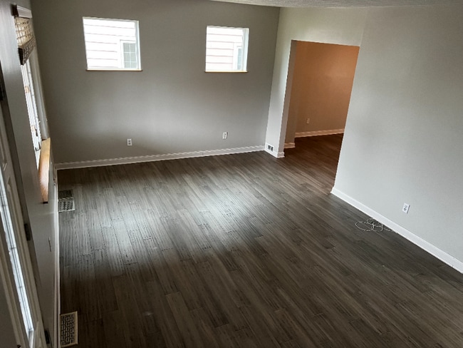 Photo - 527 Flynn Ave