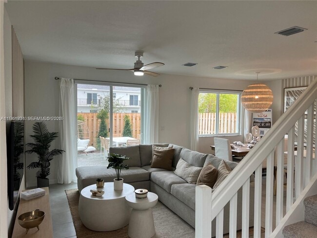 Building Photo - 655 SE 13th St Cir