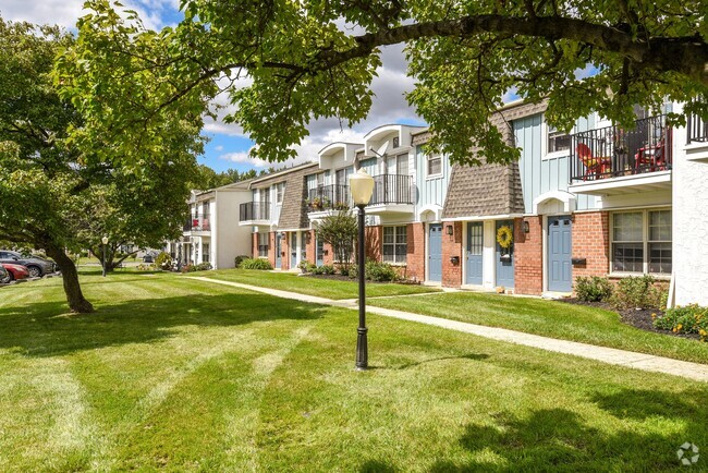 Exterior View of Apartments - Heather Ridge Apartments