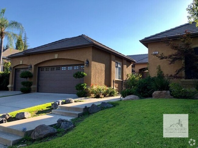 Building Photo - Spacious Four Bedroom Home in Clovis North...