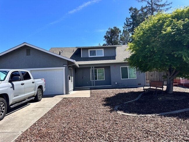 Building Photo - 6 bedroom/ 2.5 bath in Rohnert Park