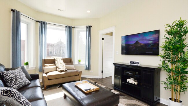 2904 W Diversey Ave