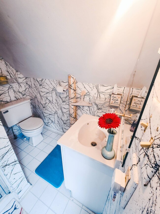 3rd Floor Bathroom - 1512 Harlem Blvd Unidad Room #4