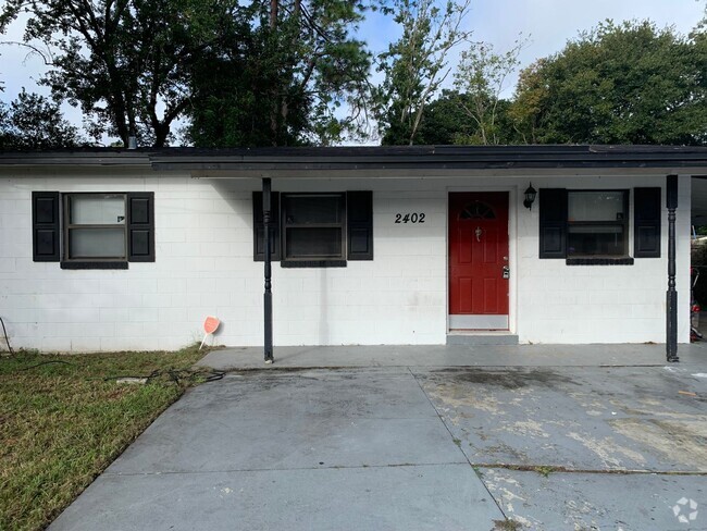 Building Photo - Large, spacious 4/2 w/ BONUS room. New pai... Rental