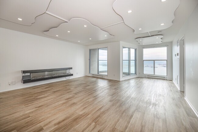 Photo - 99 Harbour Square