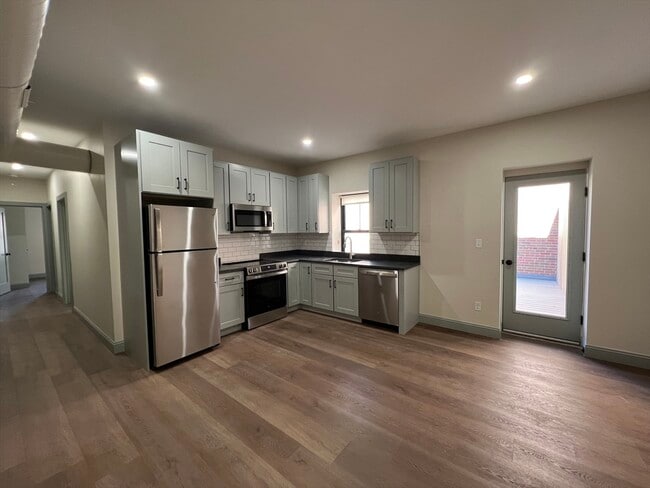 Building Photo - 160 Seabury St Unit 10