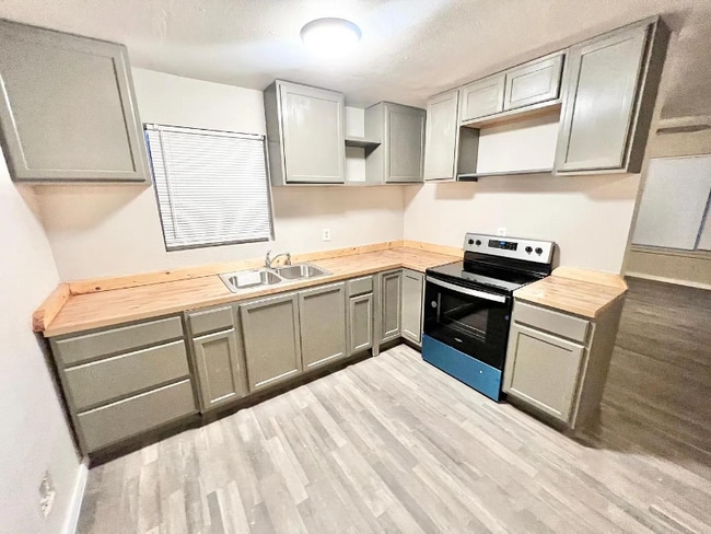 Photo - 754 Fitch St