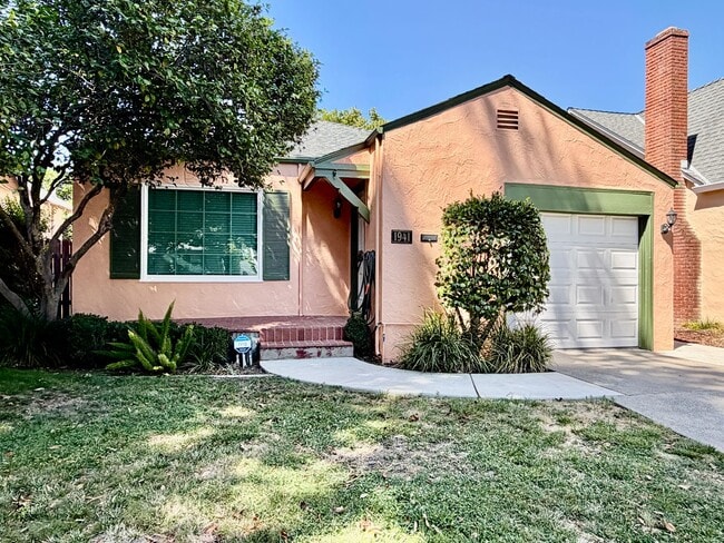Building Photo - NOW AVAILABLE - CLASSIC BUNGALOW IN LANDLPARK, 3 BED, 2 BATH