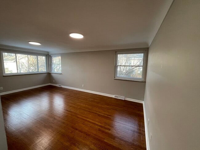 Photo - 7725 Bowen Ave