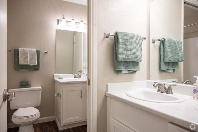 2BR, 1BA - 820SF - Bathroom