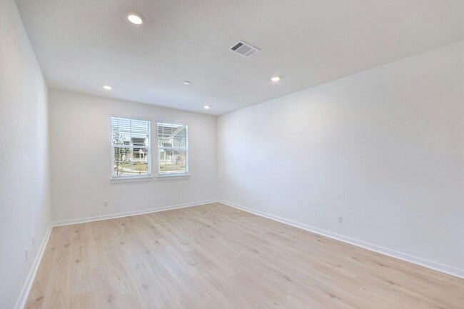 Photo - Modern Comfort in Avery Centre – Ready for You!