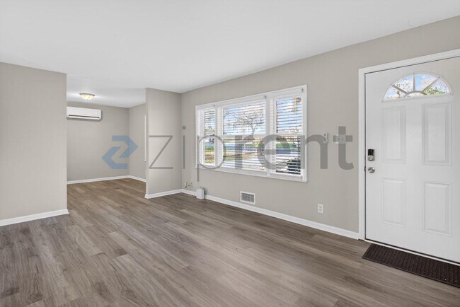 Photo - 586 Oakside Dr SW