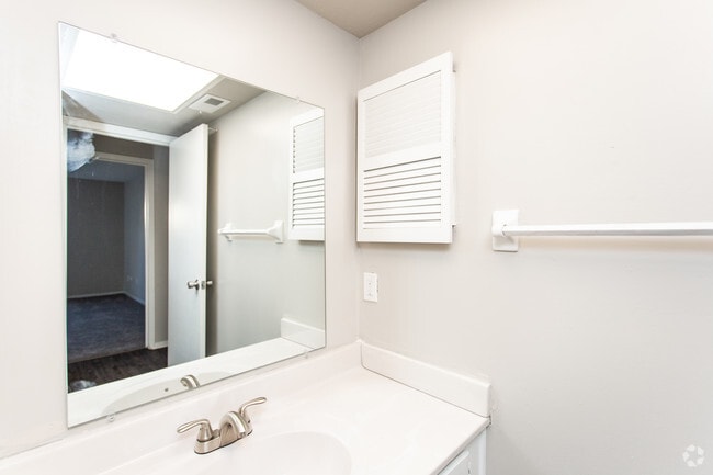 1BR, 1BA - 595 SF