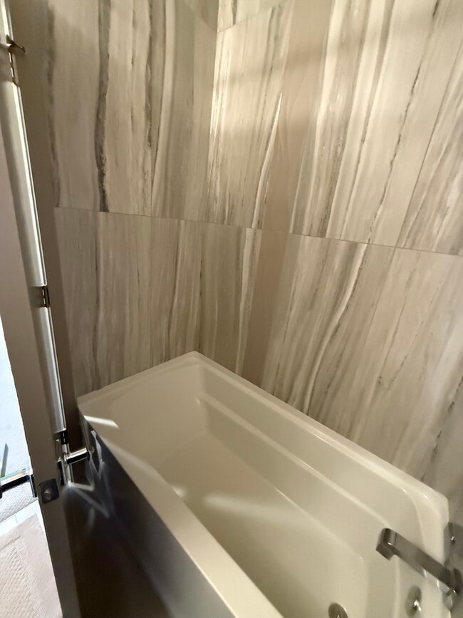 Tub - 4143 California Ave SW