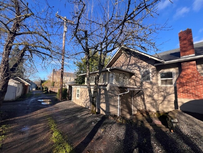 Photo - 5BD/2BA Gorgeous Vintage Home