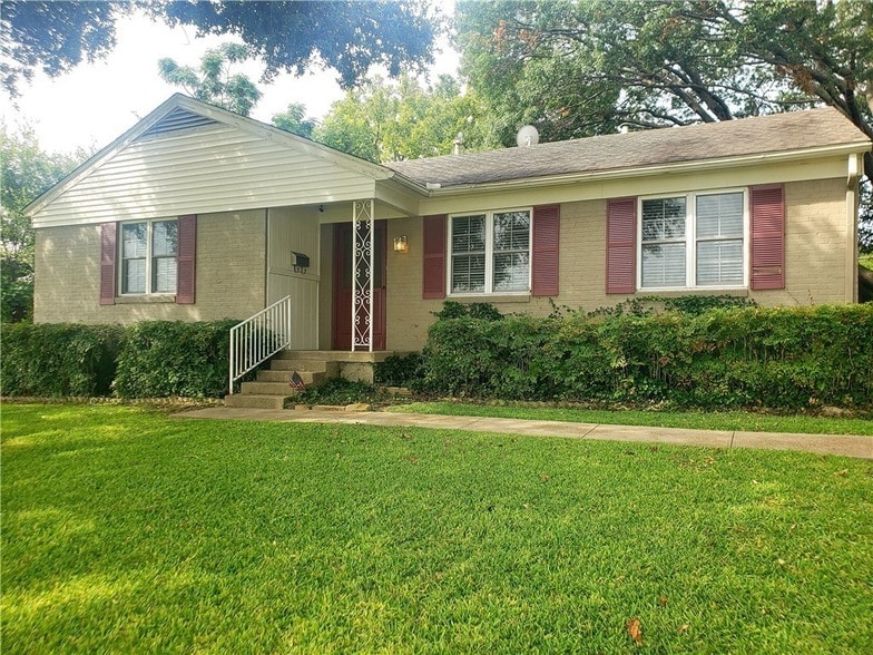 Photo - 585 Classen Dr