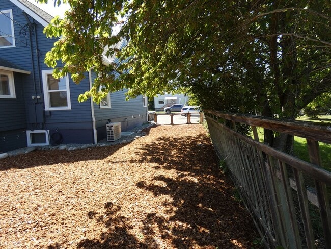 Photo - 319 W 6th St