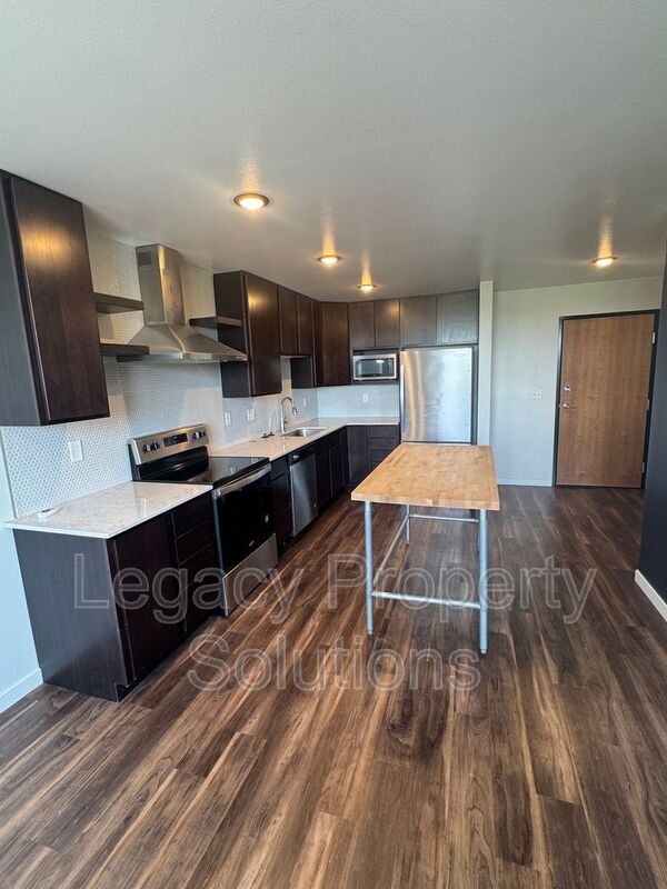 Photo - 202 E Greenfield Ln