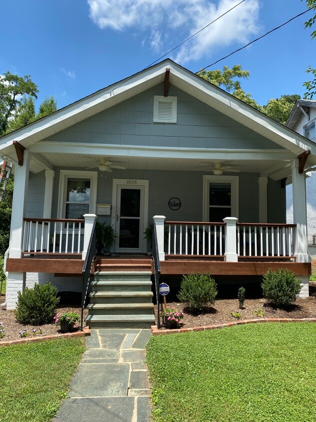 Beautiful front entrance with covered porch - 1505 Russell St (Lynchburg, VA)