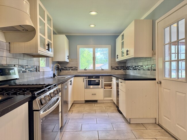 Photo - 135 Pembroke Rd SW